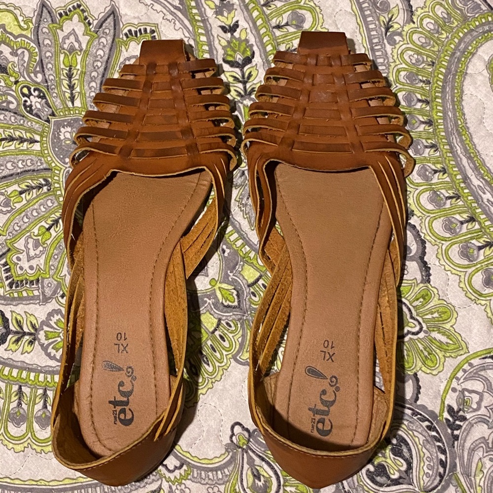 Leatherette strap weave flats, very nice!